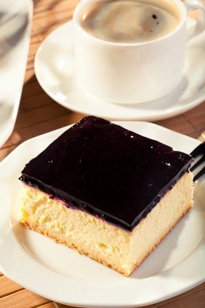 Cheesecake con mirtilli e un tappo di caffè — Foto Stock
