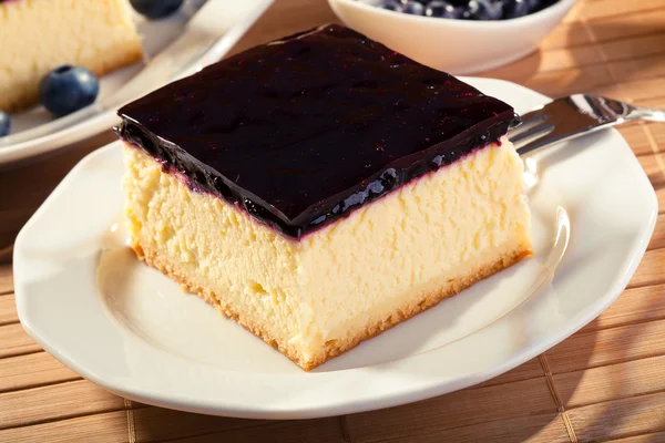 Cheesecake con mirtilli e un tappo di caffè — Foto Stock