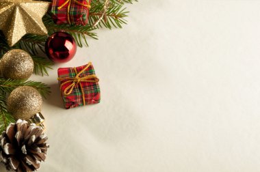 Noel kartı ile Noel süsleri