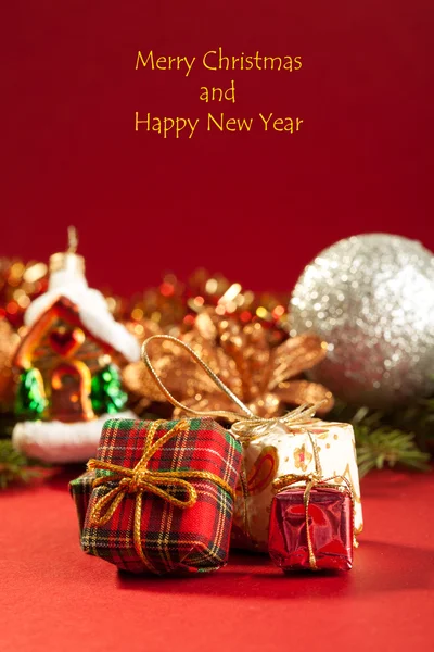 Рождественская открытка с коробкой подарков и украшениями — стоковое фото