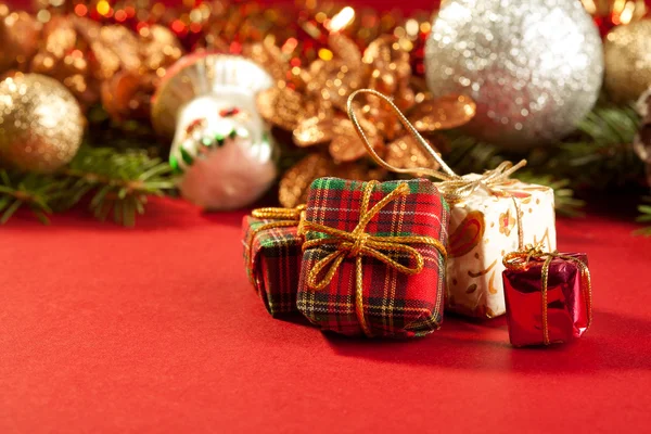 Різдвяна листівка з подарунковою коробкою та прикрасами — стокове фото