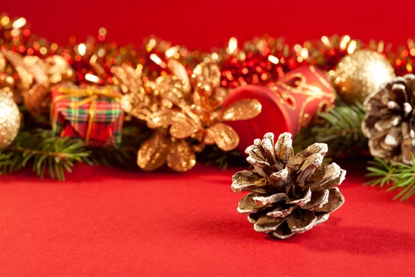 Рождественская открытка с рождественским конусом и украшениями — стоковое фото