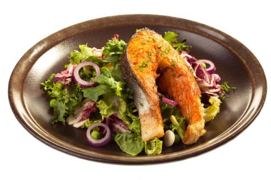 Kızarmış somon ve sebze.