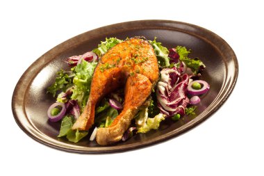 Kızarmış somon ve sebze.