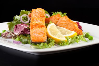 Kızarmış somon ve sebze.