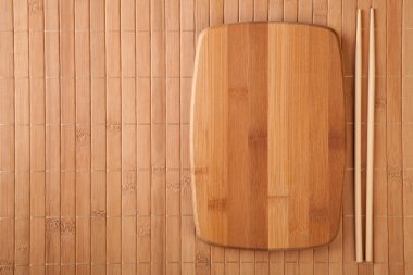 Bambu hasırı ve yemek çubukları.