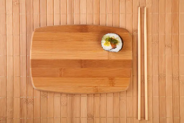 Japan sushi rullar på bambu — Stockfoto