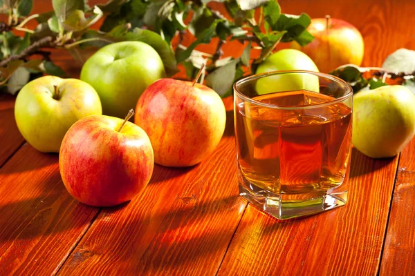 Een glas appelsap met vers fruit — Stockfoto