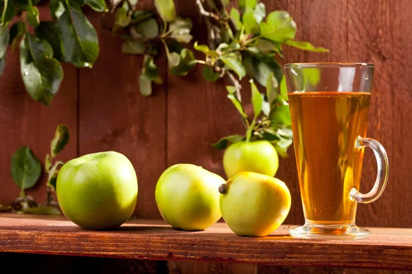 Un vaso de zumo de manzana con frutas frescas — Foto de Stock