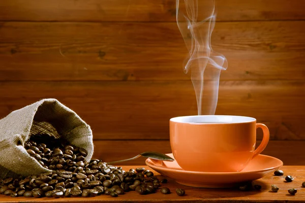 Tazza di caffè su un tavolo di legno — Foto Stock