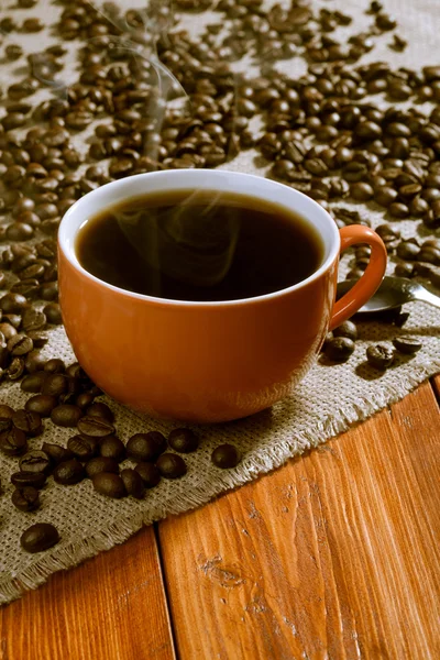 Coffee cup on a wooden table — Stock Photo, Image