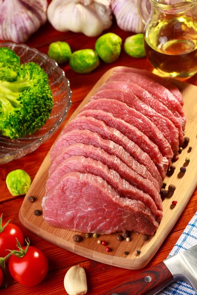 Rohes Rindfleisch und Gemüse auf Holz — Stockfoto