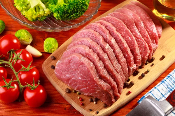 Rohes Rindfleisch und Gemüse auf Holz — Stockfoto