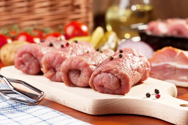 Raw beef rolls on a wooden board — Stock Photo, Image
