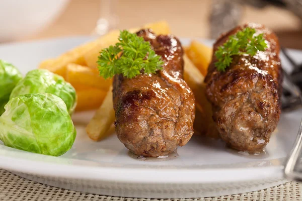 Roast beef rolls with chips and vegetables — Stock Photo, Image