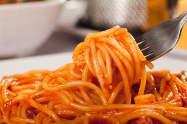 Spagetti Bolonez plaka üzerinde