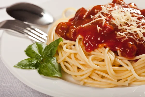 Спагетті Болоньєзе на тарілці — стокове фото