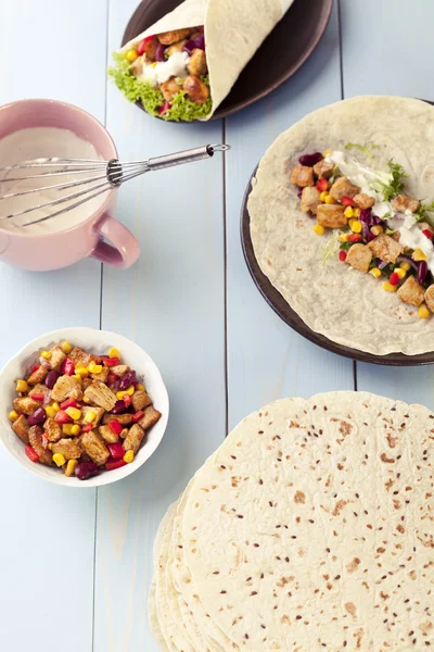 Envolturas de tortilla con carne y verduras —  Fotos de Stock