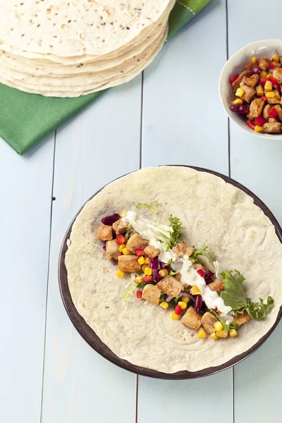 Envolturas de tortilla con carne y verduras —  Fotos de Stock