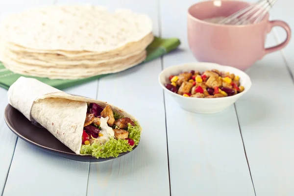 Tortilla wraps met vlees en groenten — Stockfoto