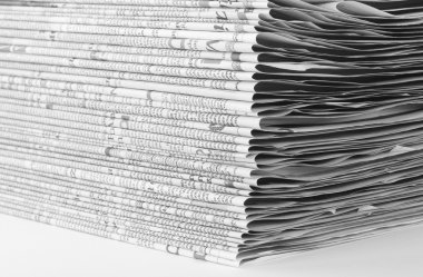 Gazeteler katlanmış ve kavram küresel iletişim için yığılmış