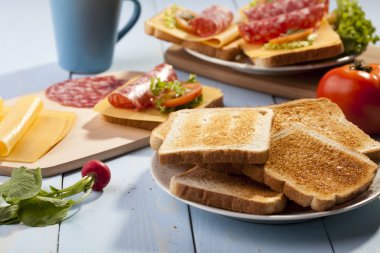 bir ekmek ile Kahvaltı