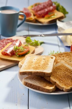 bir ekmek ile Kahvaltı