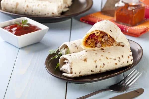 Burritos envolve com feijão de carne e legumes — Fotografia de Stock