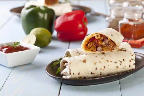 Burrito's wraps met vlees bonen en groenten — Stockfoto