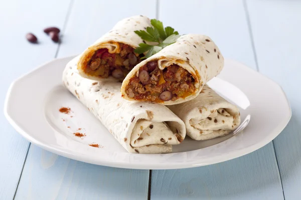 Burritos zábaly s masem fazolemi a zeleninou — Stock fotografie