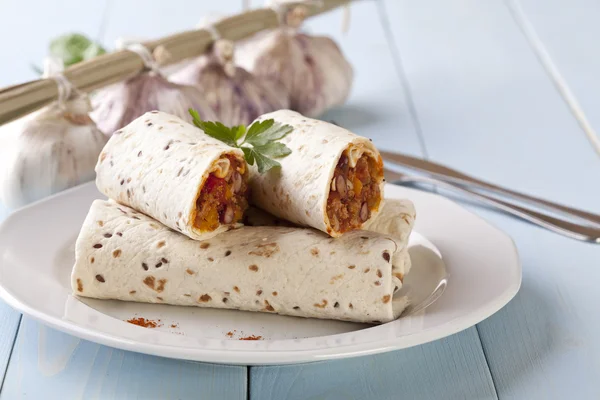 Burrito's wraps met vlees bonen en groenten — Stockfoto
