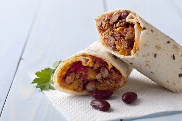 Burritos envueltos con frijoles de carne y verduras — Foto de Stock