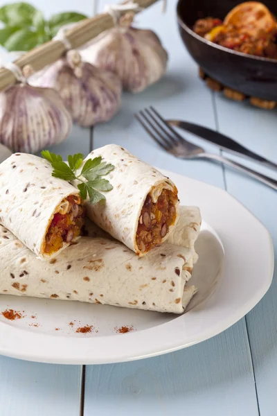 Burritos αναδιπλώνεται με κρέας φασόλια και λαχανικά — Φωτογραφία Αρχείου