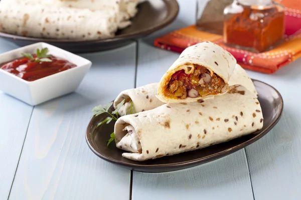 Burritos αναδιπλώνεται με κρέας φασόλια και λαχανικά — Φωτογραφία Αρχείου