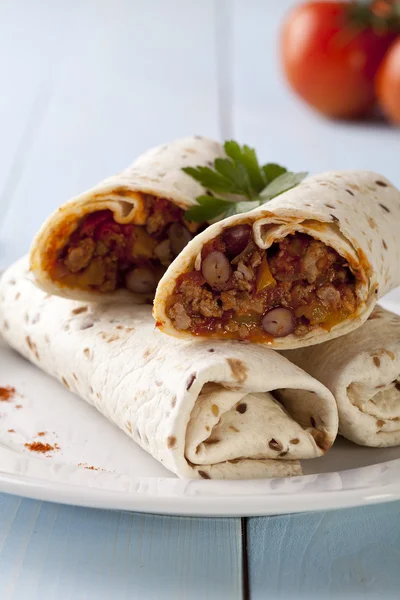 Burritos envueltos con frijoles de carne y verduras —  Fotos de Stock