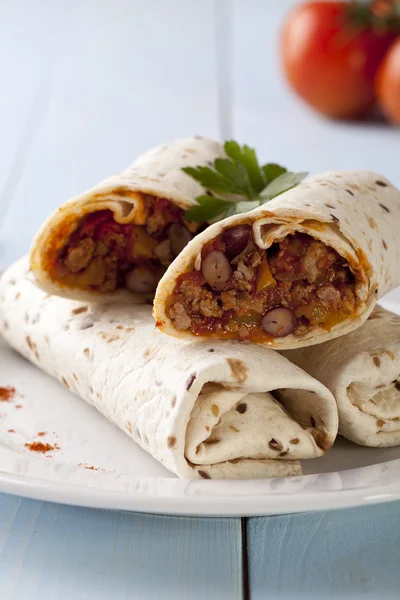 Burritos zábaly s masem fazolemi a zeleninou — Stock fotografie