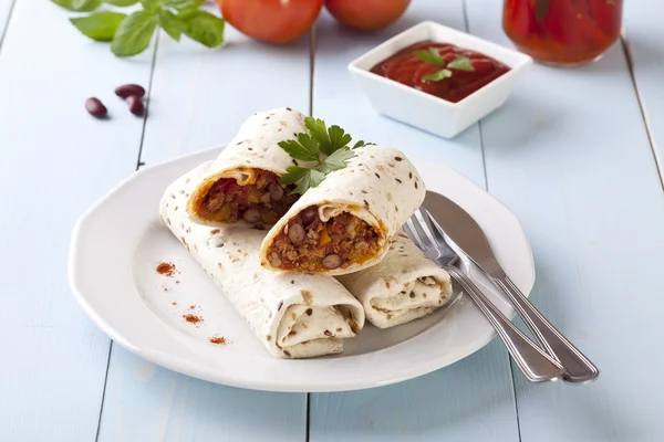 Burritos αναδιπλώνεται με κρέας φασόλια και λαχανικά — Φωτογραφία Αρχείου