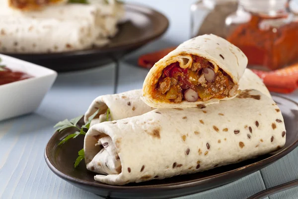 Burritos αναδιπλώνεται με κρέας φασόλια και λαχανικά — Φωτογραφία Αρχείου