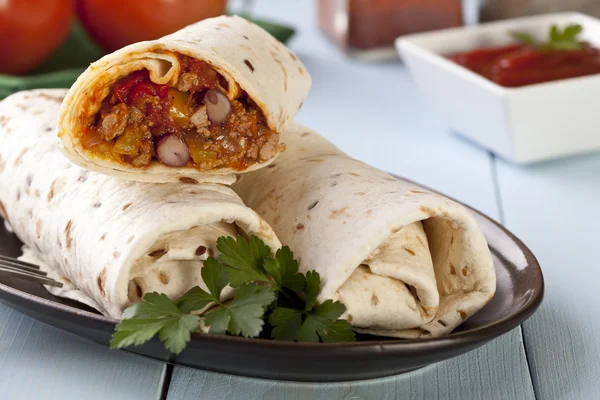 Burritos envolve com feijão de carne e legumes — Fotografia de Stock