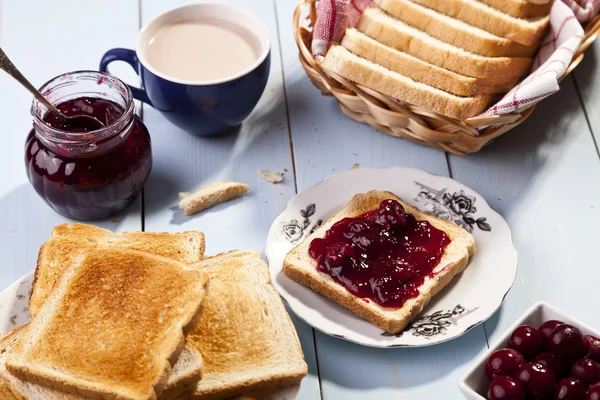 Desayuno con pan tostado —  Fotos de Stock