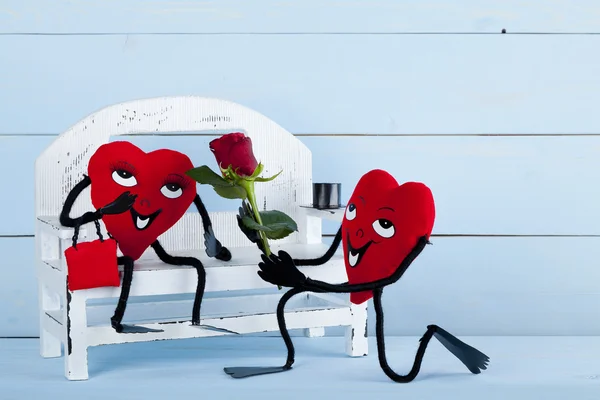 Deux cœurs amoureux sur un banc . — Photo