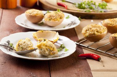 pişmiş yumurta, jambon ve maydanoz ile doldurulmuş