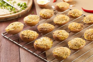 pişmiş yumurta, jambon ve maydanoz ile doldurulmuş