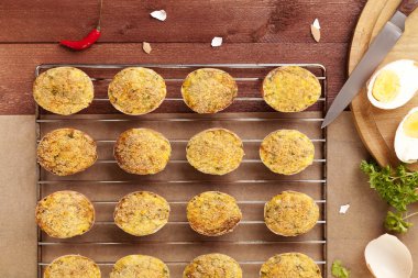 pişmiş yumurta, jambon ve maydanoz ile doldurulmuş