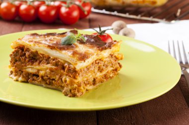 bir tabak lezzetli lazanya bölümü
