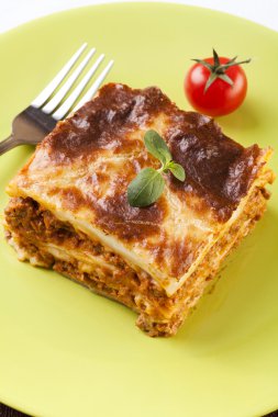 bir tabak lezzetli lazanya bölümü