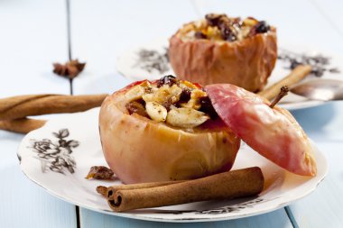 fındık ve kuru üzüm ile pişmiş elma