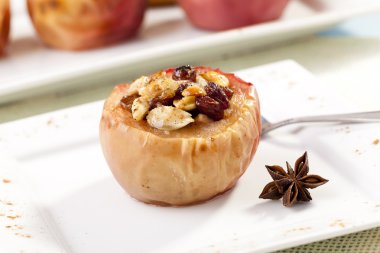 fındık ve kuru üzüm ile pişmiş elma