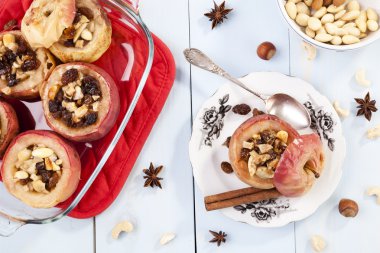 fındık ve kuru üzüm ile pişmiş elma