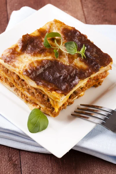 Část chutné lasagne na talíři — Stock fotografie